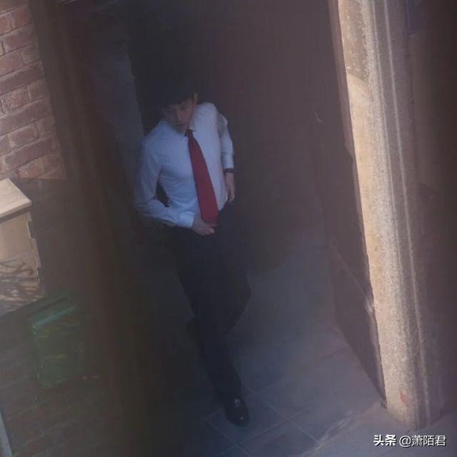 成毅拍戏被偶遇，身材消瘦像大学生，靳东面部发福被嘲像大叔