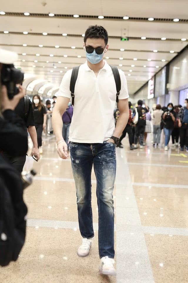 198cm的孙杨帅气造型,牛仔裤+POLO衫气场十足,魅力不输时尚明星