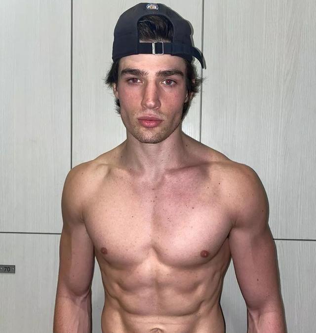 今年20岁的肌肉男模,看着他做什么事都让我疯狂