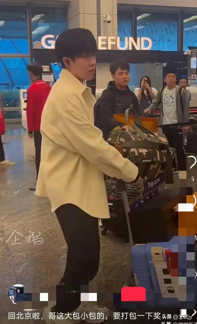 国乒凯旋回京:王楚钦大包小包,莎莎佳佳被围拍,曼昱陈幸同聊天