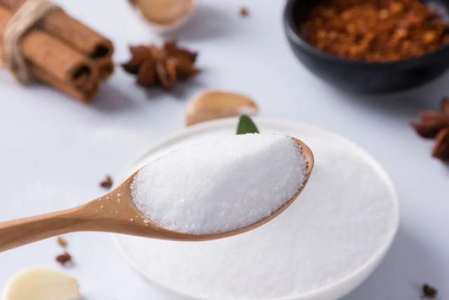 买食用盐,“精盐”和“海盐”该怎么选?加碘盐和无碘盐哪个更好?