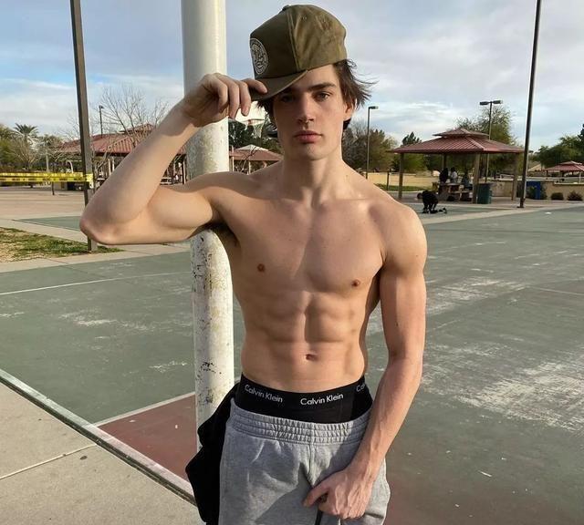 今年20岁的肌肉男模,看着他做什么事都让我疯狂