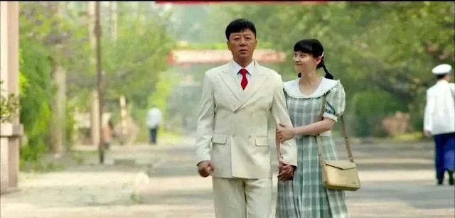 人到中年,再看梅婷和董洁的处境,海清说的话,终于有人信了