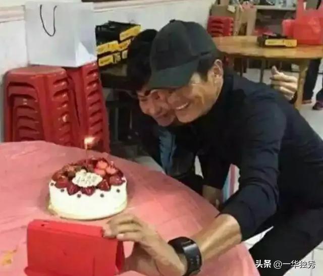 一部唐探才真正读懂了周润发,配角光芒盖全片,金鸡金像奖稳了