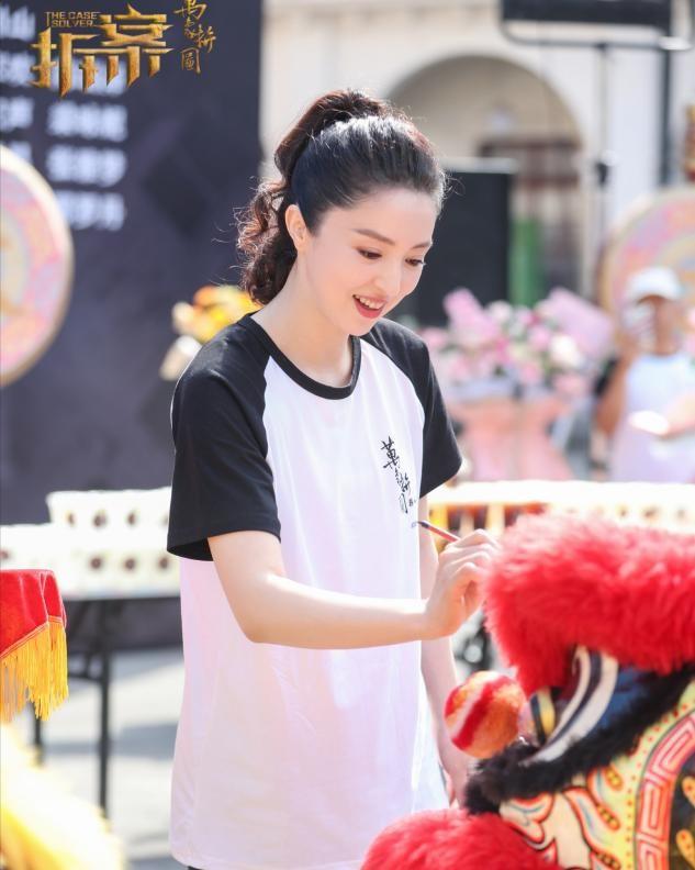 董璇晒5岁女儿写真,白色公主裙配精致波浪卷超萌,被指神似爸爸