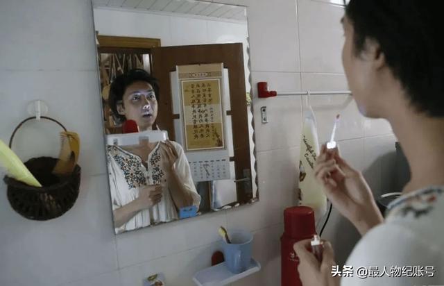 17年前,背母上大学的刘霆,后来变性成为女人,如今怎么样了?