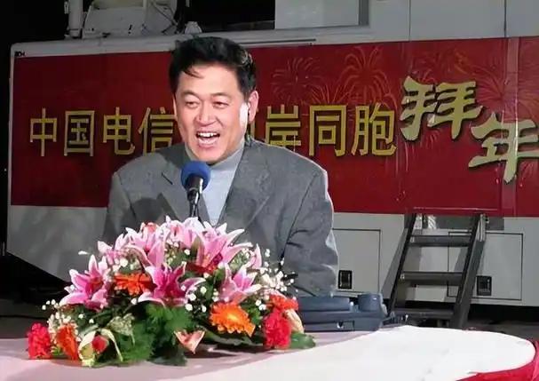 00年,岳阳书记离任时,却猛然发现自己连市委大门都走不出,为何