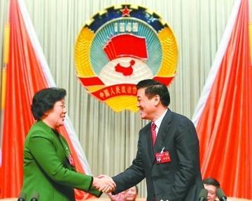 00年,岳阳书记离任时,却猛然发现自己连市委大门都走不出,为何