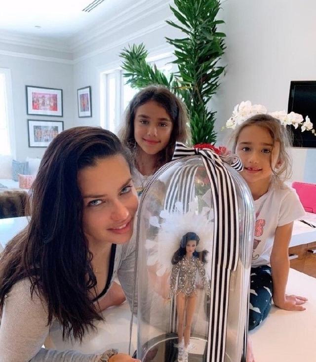巴西超模利马:甩王子后赚6亿,两个女儿都像她,比吉娘娘洒脱