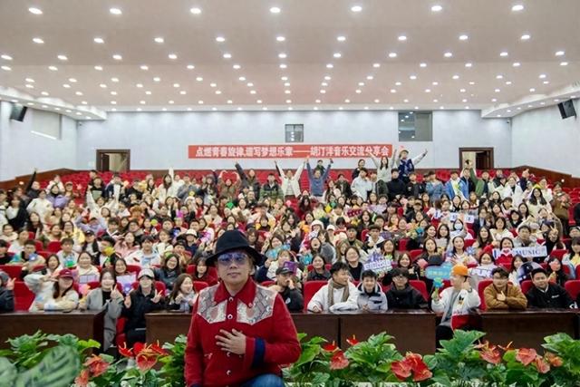 南征北战NZBZ主唱胡汀洋贵阳人文科技学院音乐交流分享会