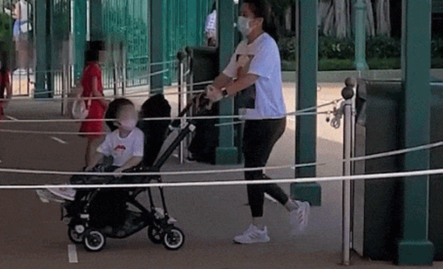 黎明妻子带3岁女儿现身,穿母女装婚戒抢眼,女儿乖巧五官像爸爸