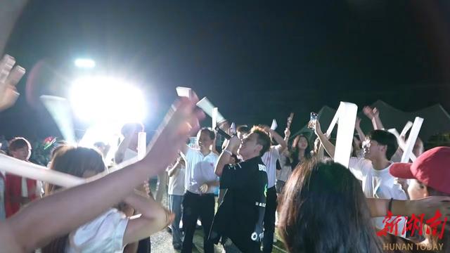校园上新啦丨长沙有多浪漫?高校迎新晚会竟演成了草地音乐节