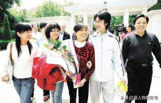 17年前,背母上大学的刘霆,后来变性成为女人,如今怎么样了?