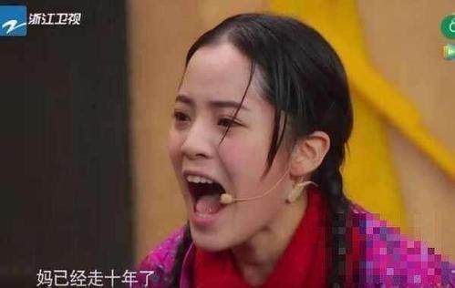 欧阳娜娜拉琴时肩带滑落险走光,她的反应亮了