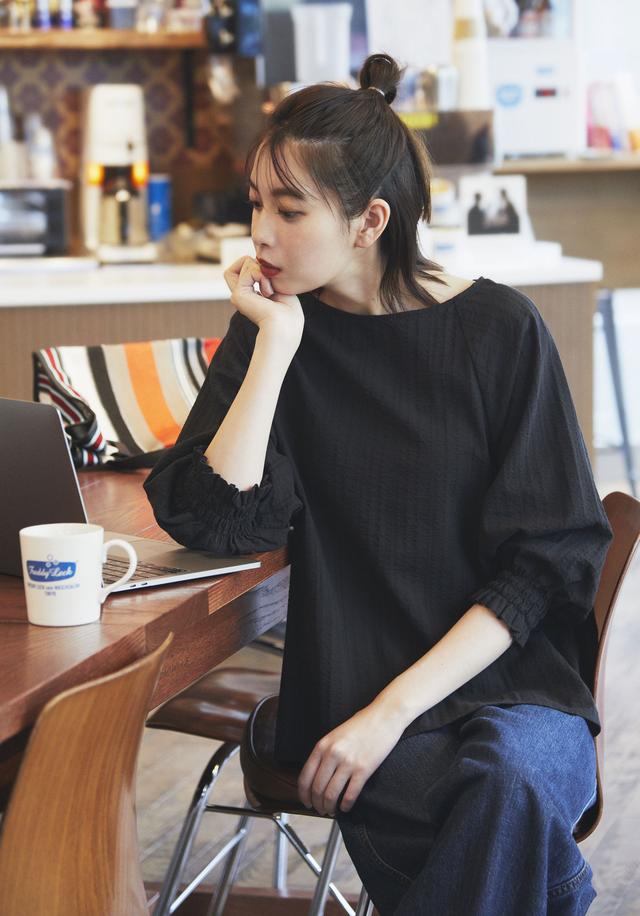 掌握春季流行趋势,多彩上装助你打造亮眼造型