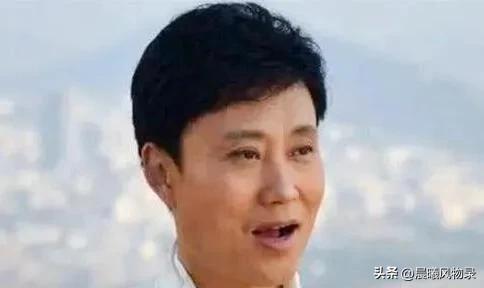 耿为华携新婚娇妻甜蜜回乡过年：幸福溢于言表，羡煞旁人