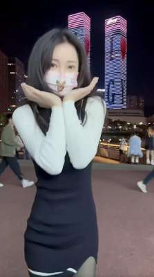 柳岩黑丝(柳岩街头身着黑丝短裙跳舞无人识，双腿纤细笔直，小蛮腰盈盈一握)