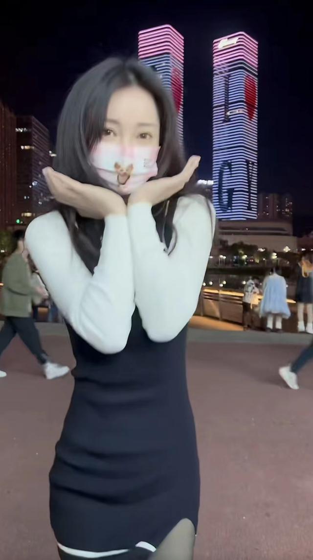 柳岩街头身着黑丝短裙跳舞无人识,双腿纤细笔直,小蛮腰盈盈一握