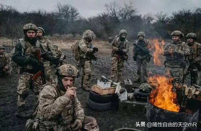 百万雄师仅剩一半?乌司令曝光前线真相,泽连斯基终究纸包不住火