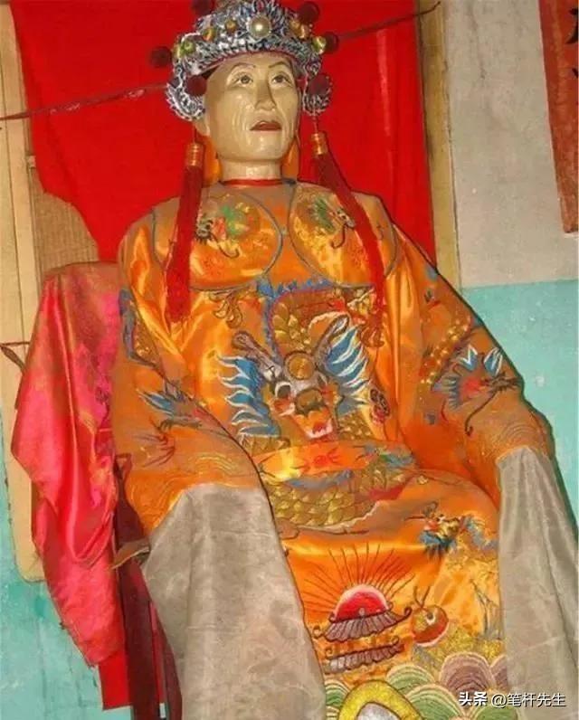 2000年,江西孝子亲手将父亲制成“木乃伊”,供奉家中无人敢拜访