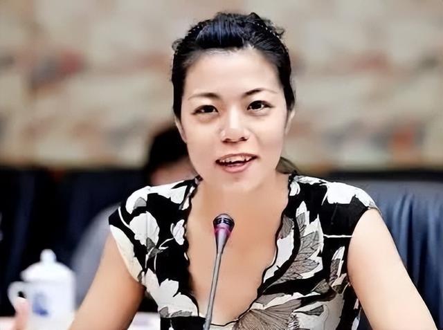 复旦美女教授陈果,从受人敬仰到跌落神坛,两字之错能被原谅吗?