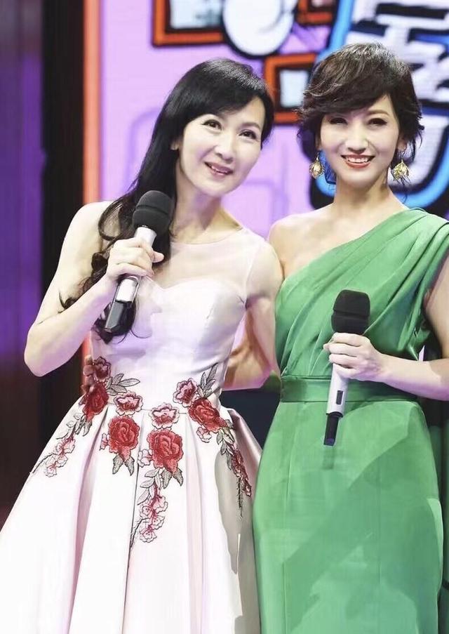 《新白娘子传奇》里的小青,穿衬衫配阔腿裤,61岁气质不输赵雅芝