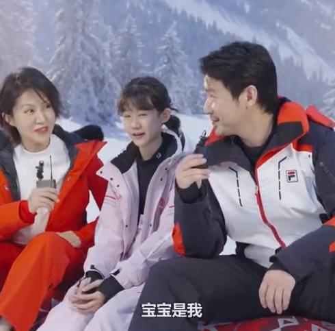 陆毅一家四口拍大片，13岁贝儿越来越美，母女逆天长腿超吸睛