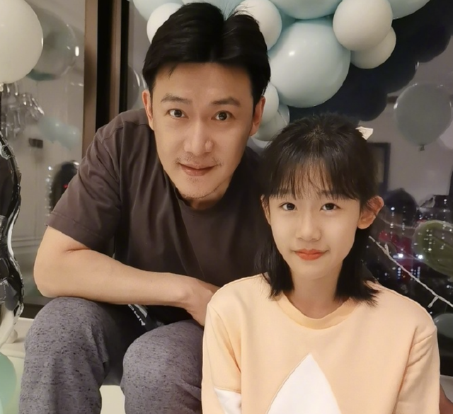 陆毅14岁大女儿获赞最美星二代,才艺令人惊艳,四口人共用一张脸