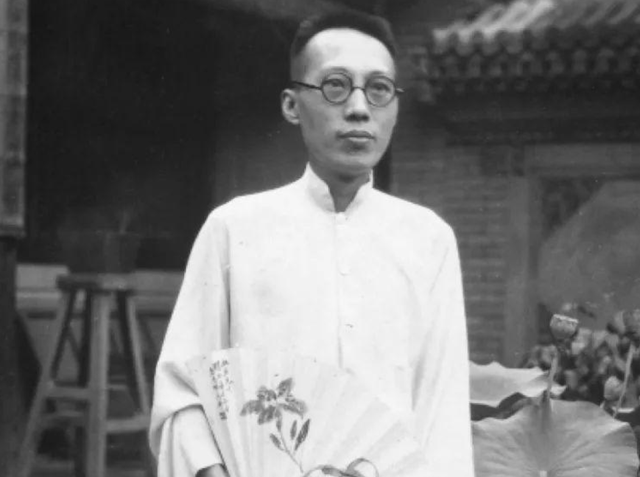 唯一儿子被保姆摔死,余叔岩无子送终,死后妻子焚烧他的珍贵遗物