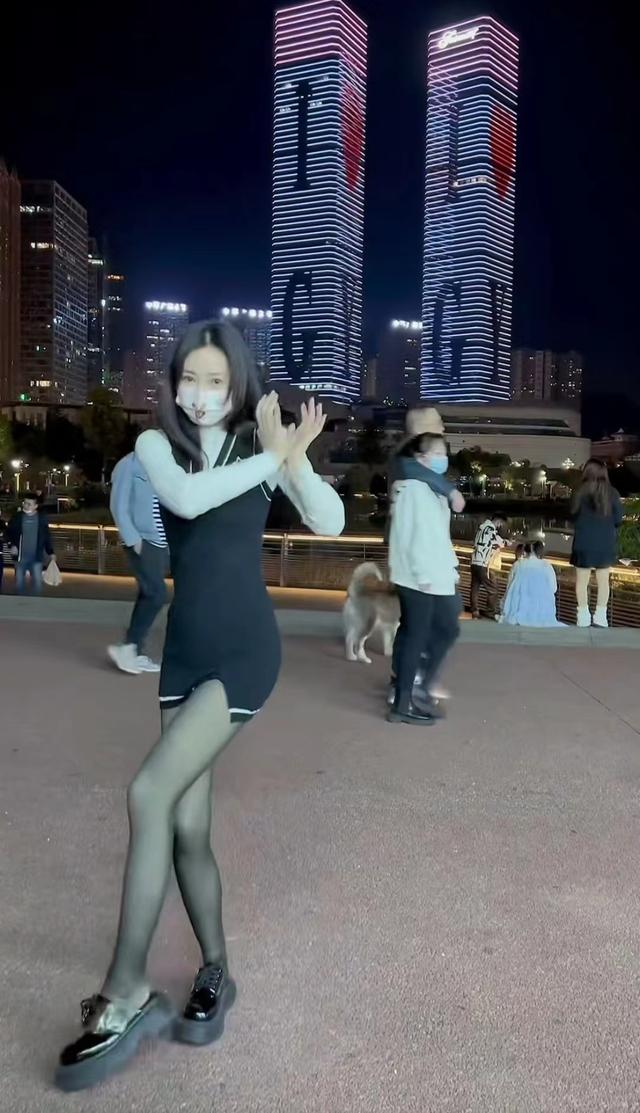 柳岩街头身着黑丝短裙跳舞无人识,双腿纤细笔直,小蛮腰盈盈一握