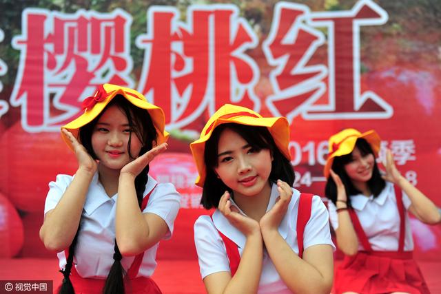 真人版樱桃小丸子太萌了，果园里边摘边吃完全停不下来！