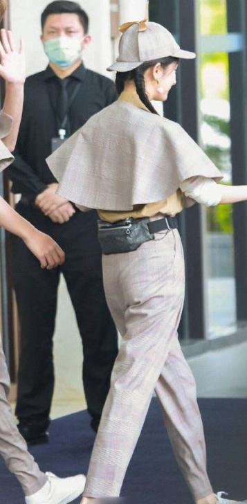 杨幂穿“假屁股”打造翘臀?生图曝光引争议,为了美很拼了
