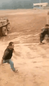 晚自习突然断电,趁机我亲了班花一下,谁料她低声告诉我一个秘密