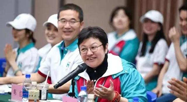 韩红基金会再度被质疑!56名员工发了600多万工资,合理吗?