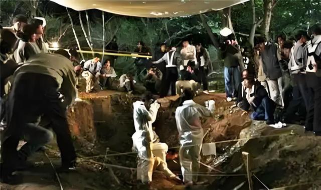 5名小学生上山抓青蛙,突然神秘失踪,11年后被发现埋尸在家门口