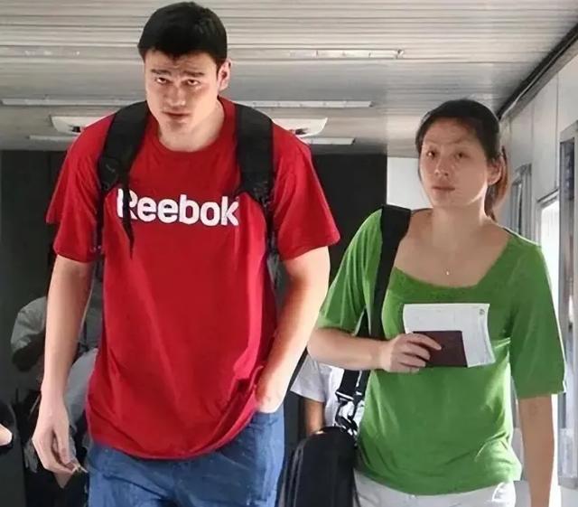 姚明家族亮相阿布扎比,15岁女儿身高超妈,篮球新星崛起?