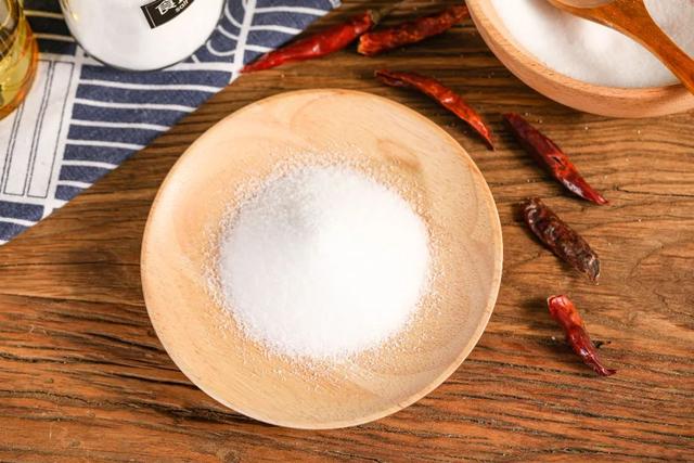 买食用盐,“精盐”和“海盐”该怎么选?加碘盐和无碘盐哪个更好?