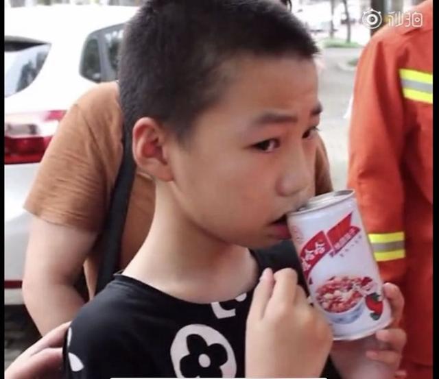 34楼“趴墙走”众人捏把汗 网友：欢迎收看“倒霉熊”暑假系列