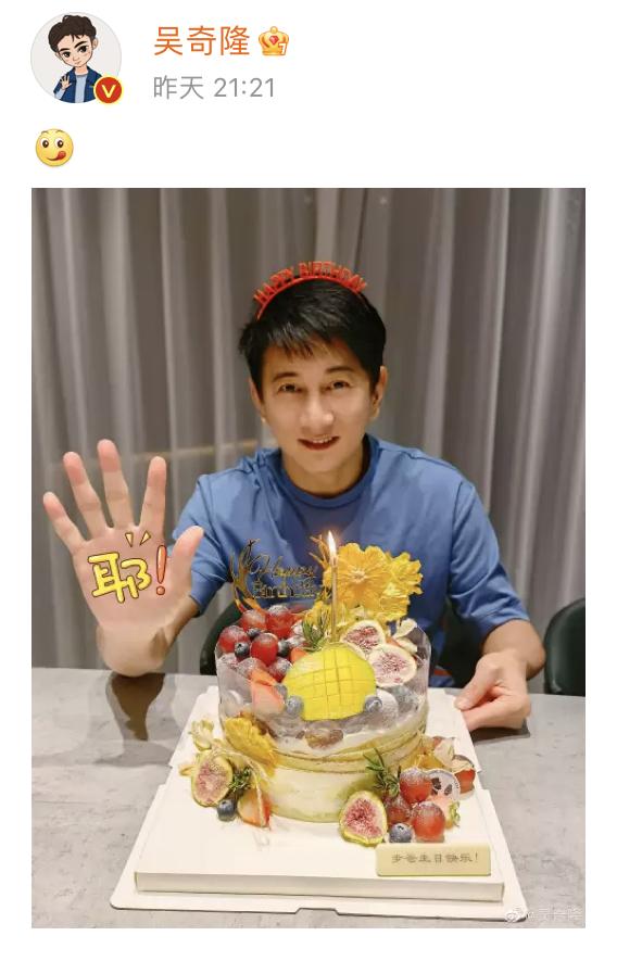 吴奇隆晒51岁庆生照,年过半百依旧显年轻,蛋糕字样暴露私下昵称