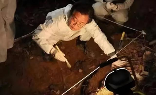 5名小学生上山抓青蛙,突然神秘失踪,11年后被发现埋尸在家门口