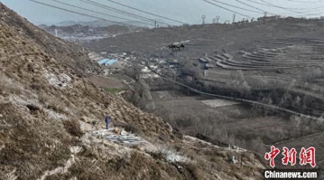 青海西宁电网建设工作由地面运输转向空中运输