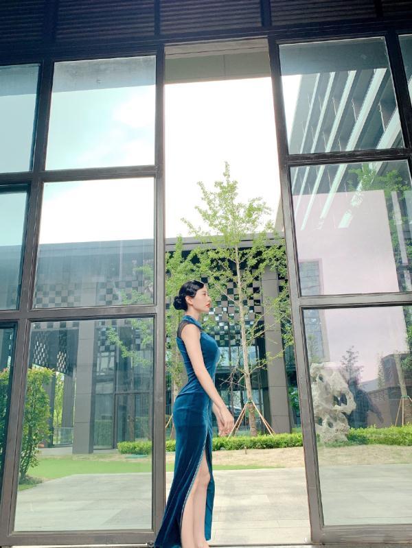 “亚洲第一美女”克拉拉,穿旗袍优雅又妩媚,依旧遮不住的性感