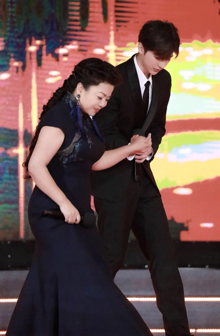 52岁张也与蔡徐坤合作,曾上过25次春晚,现录制央视新年节目