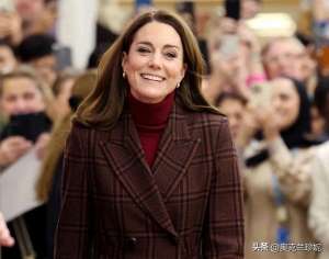 外出的华丽(凯特在惊喜外出中穿着华丽的格纹大衣——这里有三款相似款)