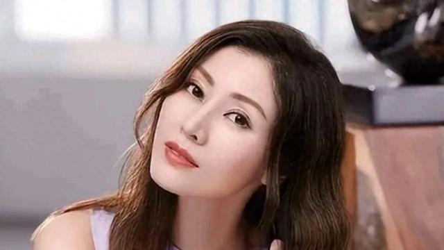李嘉欣的豪门传奇：生育抉择与人生智慧