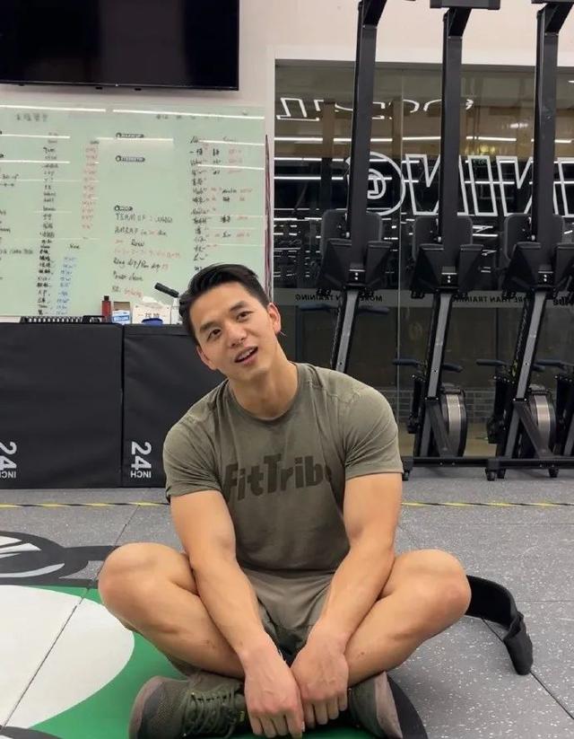 住院的肌肉男火了!这胸肌太好看了!