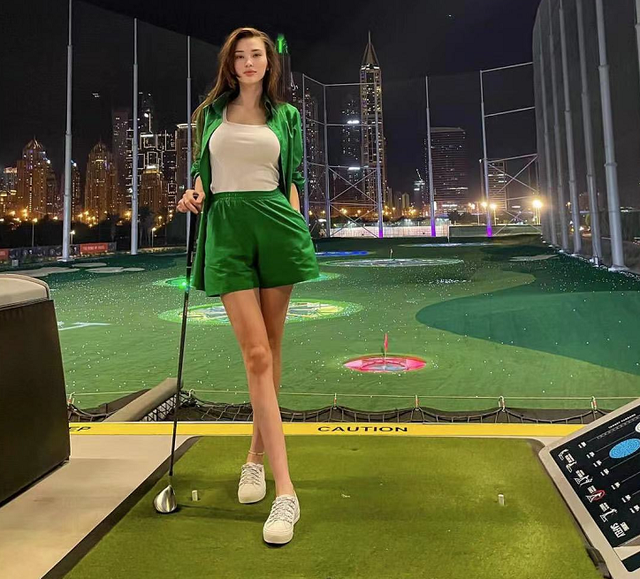 排球女神萨宾娜现状：离开日本，微整后更有韵味，当模特成白富美