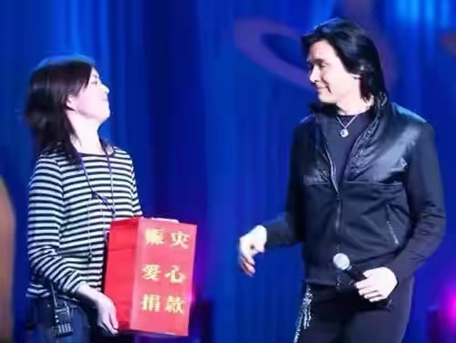春晚爆红“捞金”后,“崇洋媚外”跑去美国?费翔如今过得怎么样