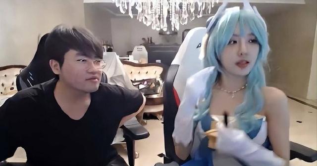 姿态直播“金屋藏娇”!RIta化身女仆侍奉,观众:你何德何能啊?