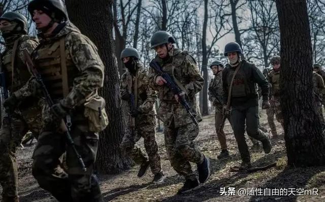 百万雄师仅剩一半?乌司令曝光前线真相,泽连斯基终究纸包不住火